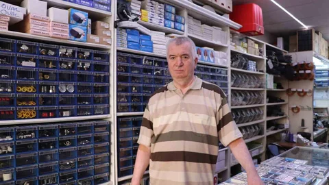 Eskişehir’de 100 yıllık dikiş makinelerini tamir eden zanaatkâr Salih Erçin, eski makineleri elektrikli hale getirerek ekonomiye katkı sağlıyor.