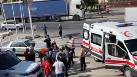 Mersin'de Seyir Halindeki TIR Aydınlatma Direğine Çarptı: 1 Yaralı