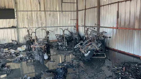 Alanya'da motosiklet servisinde yangın çıktı