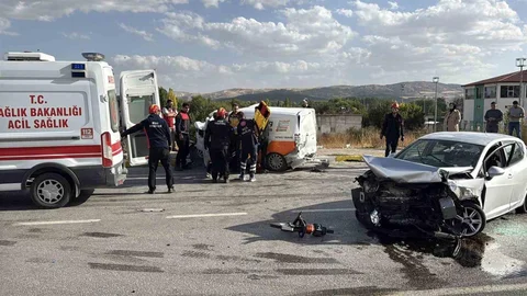 Sivas'ta 3 aracın karıştığı kazada 1 kişi hayatını kaybetti, 4 kişi yaralandı.