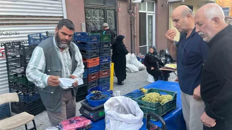 Kütahya'da ünlü Alaşehir üzümleri semt pazarında