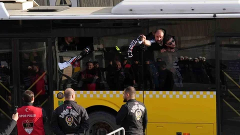 İstanbul'da Beşiktaş taraftarı stadyuma geliyor