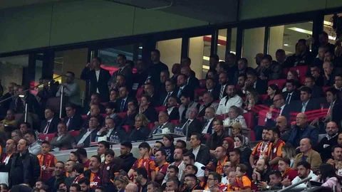 İstanbul'da derbiyi tribünden takip etti