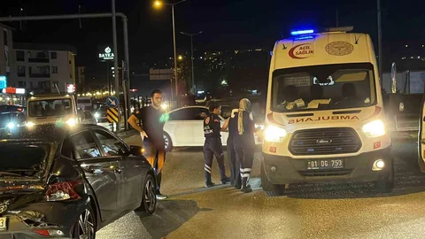 Düzce'de kamyon, kırmızı ışıkta duran otomobile çarptı