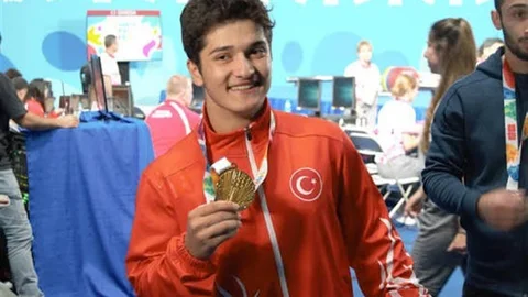 Ankara'da dünya şampiyonu halterci Muhammed Furkan Özbek'e tebrik geldi