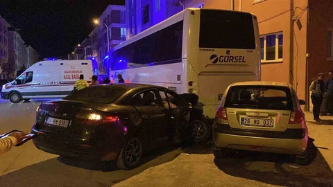 Eskişehir'de otomobiller park halindeki otobüse çarptı