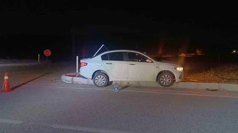 Çorum Alaca'da otomobil refüje çarptı, 3 kişi hafif yaralandı