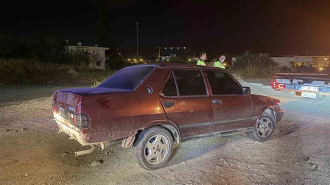 Antalya'da alkollü sürücü bariyerlere çarptıktan sonra kaçtı.