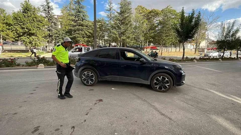 Karaman'da otomobil ile elektrikli bisikletin çarpışması sonucu 16 yaşındaki sürücü yaralandı.