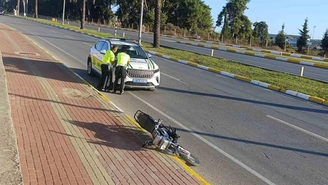 Antalya'da motosikletli sürücü dur ihtarına uymayıp kaza yaptı