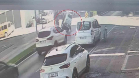 Antalya'nın Manavgat ilçesinde elektrikli bisikletin devrilmesi sonucu 2 kişi yaralandı. Kaza anı bir iş yerinin güvenlik kamerasına yansıdı.