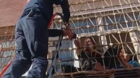 Nizip'te engelli vatandaşın kolu demir parmaklıklara sıkıştı