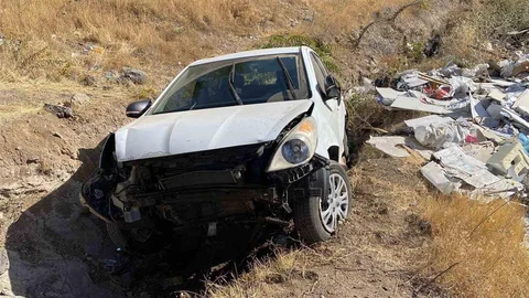 Elazığ'da otomobil şarampole uçtu