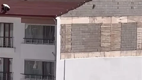 Elazığ'da güvenlik önlemi alınmayan çatı tamiri