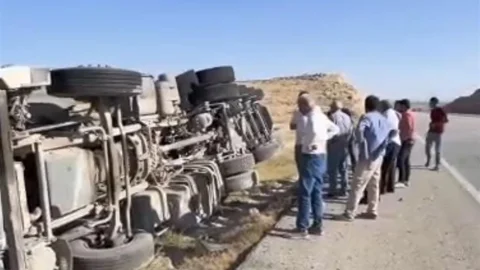 Adıyaman'da devrilen kamyonda sürücü hafif yaralandı