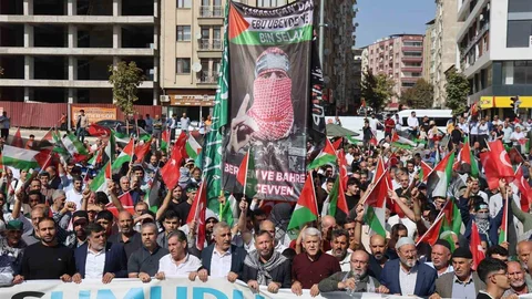 Elazığ’da Sumud Filosu İçin Yürüyüş Yapıldı