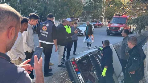 Tuşba'da otomobil su kanalına düştü