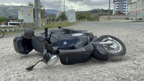 Samsun'da motosiklet devrildi, kaza anı kamerada