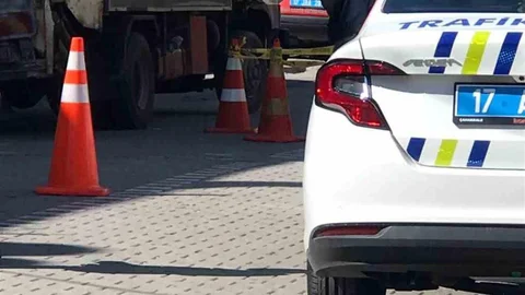 Çanakkale'de kamyon çarpan yaşlı adam hayatını kaybetti