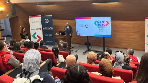 Tarsus Merkez Gençlik Merkezi'nde Gen-2030 Eğitici Eğitimi Tamamlandı