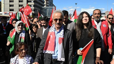 Bakan Uraloğlu, Ankara'da Düzenlenen "Gazze Kararlılık Yürüyüşü’ne Katılarak Destek Verdi