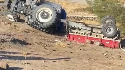 Aksaray'da baba ve oğlu devrilen traktörde ağır yaralandı.