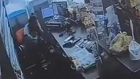 Turgutlu'da eski eş, kucağındaki bebeğe aldırmadan bıçaklandı.