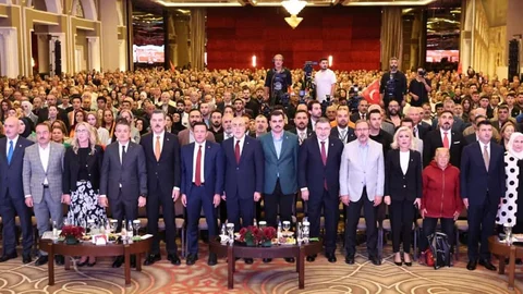 İzmir’de çöp dağları ve su kesintileri gündemde