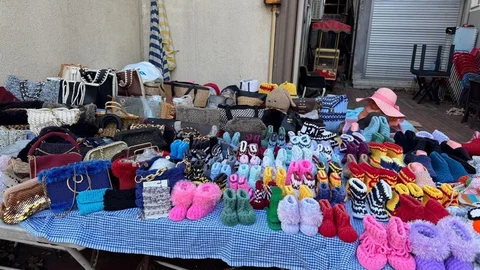 Zonguldak'ta bir anne, cam kemik hastası oğluna akülü araç alabilmek için el emeğiyle örgü ürünleri satıyor.