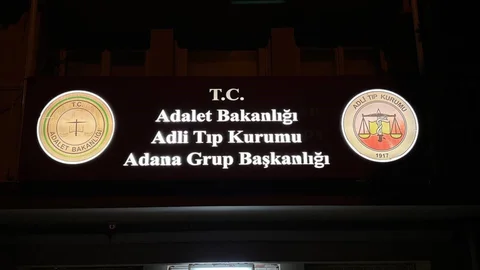 Adana'da cadde ortasında bıçaklı kavga sonucu 1 kişi yaşamını yitirdi.