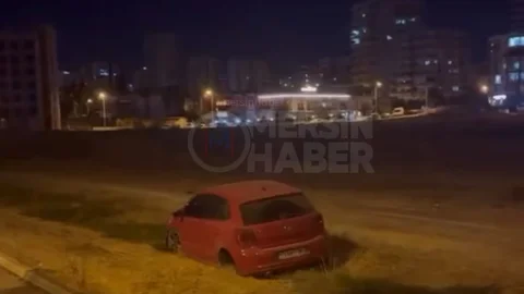 Mersin’de Feci Kaza: Ağacı Söken Otomobilin Tekerleri Koptu