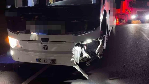 Isparta'da otomobil otobüse çarptı