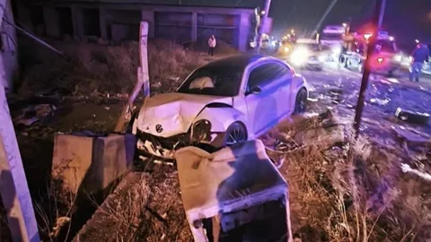 Iğdır'da sanayi yolunda meydana gelen trafik kazasında bir sürücü araçta sıkışarak yaralandı.