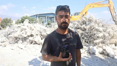 İş makinesiyle gelin arabasının önünü kapatan operatör, bahşiş alınca yolu açtı