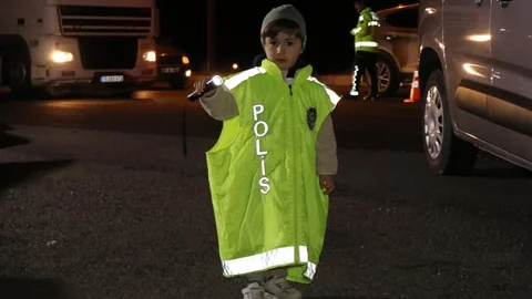 Ağrı girişinde minik bir polis dikkat çekti