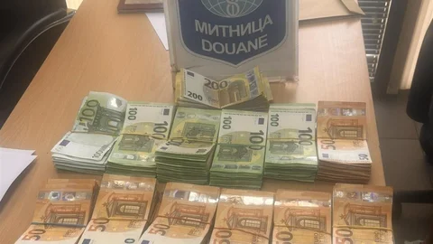 Edirne'de Kapıkule Sınır Kapısı'nda 101 bin 800 euro ele geçirildi.