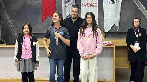 Çeşme Belediyespor'un genç satranççıları önemli bir başarıya imza attı