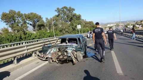 Antalya'da Tofaş otomobil bariyerlere çarptı