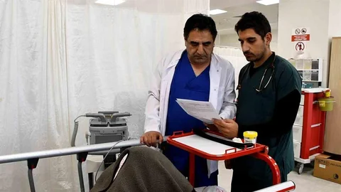 Konya'da doktor baba-oğul aynı hastanede hizmet veriyor