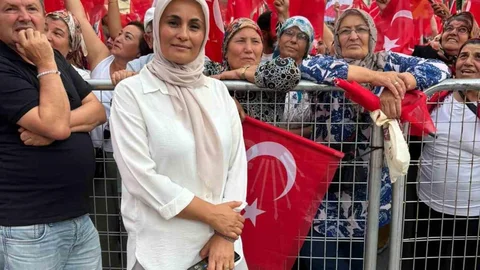 Antalya'da CHP Aksu Kadın Kolları Başkanı Menzil Çakmak istifa etti