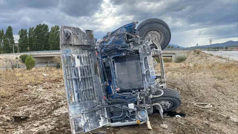 Bilecik'te tanker devrildi, sürücüsü yaralandı