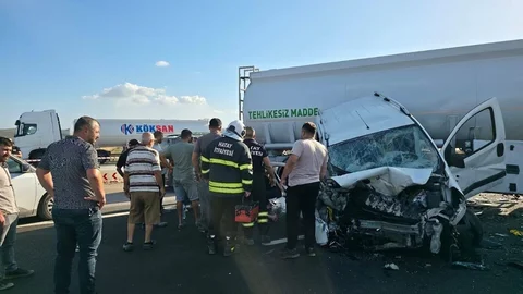 Hatay'da tankerle çarpışan hafif ticari araçtaki 3 kişi yaralandı.