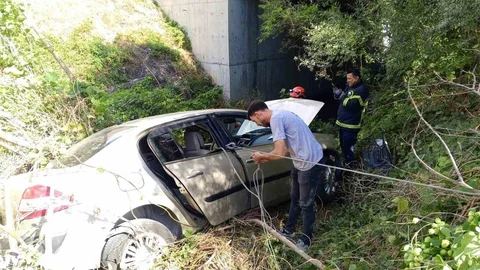 Bilecik'te otomobilin tekerleği fırladı, kaza sonucu 1'i ağır 2 kişi yaralandı.