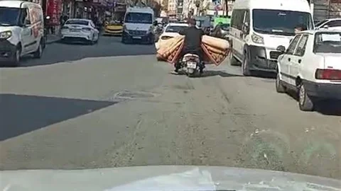 İstanbul'da motosikletle halı taşımacılığı tehlikeye atıyor
