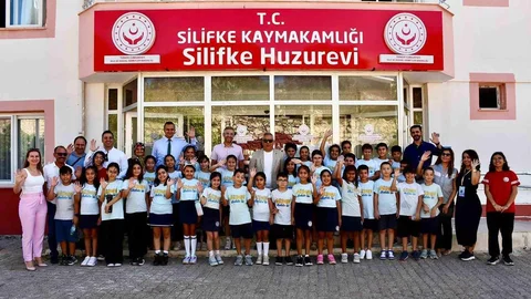 Mersin'de Öğrenciler Huzurevi Ziyaretiyle Yaşlılara Destek Oldu