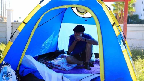 Antalya'da eşinin bıçaklı saldırısına uğrayan Necdet T, eşini sokakta görünce evine aldı, ancak kendisi evsiz kaldı.