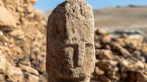 Şanlıurfa'da insan yüzlü T biçimli dikilitaş bulundu