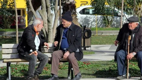 Emeklinin Gözü Bu Haberde: Zam İçin Masaya 4 Farklı Senaryo Konuldu… İşte Olası Zam ve En Düşük Emekli Aylığı!