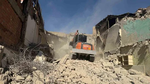 Siirt’te Metruk Bina Yıkıldı