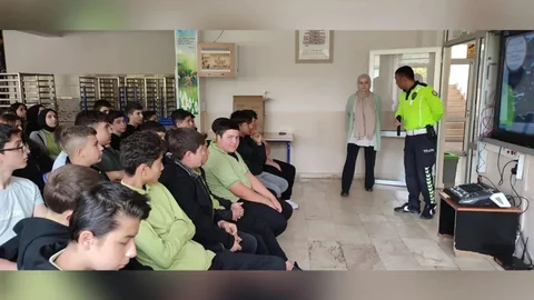 Afyonkarahisar'da öğrencilere trafik güvenliği eğitimi verildi
